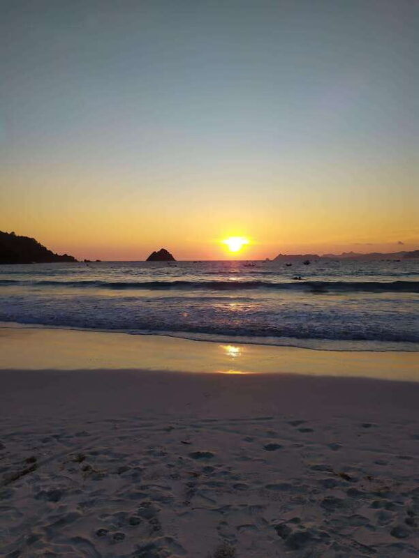 lombok-waterfall-beach-and-weaving-village-day-trip