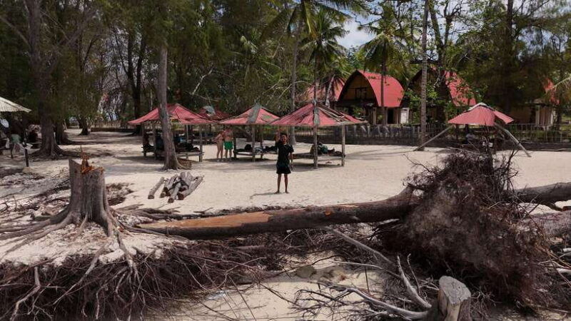 lombok-waterfall-beach-and-weaving-village-day-trip