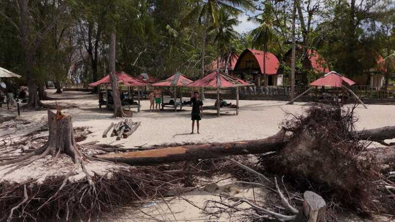 lombok-waterfall-beach-and-weaving-village-day-trip