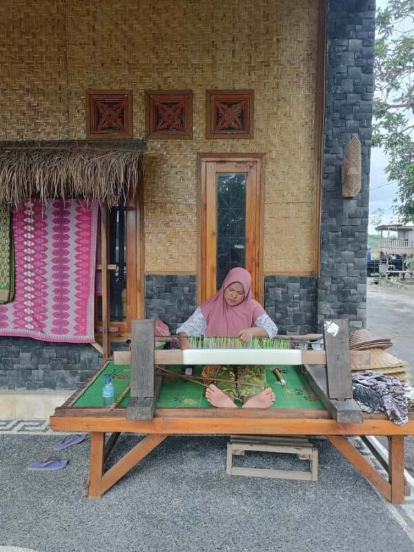 Lombok: Waterfalls, Coffee Plantation & Sasak Village Tour - Authentic Cuisine at a Local Warung or Café