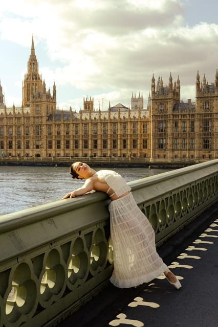 london-1980s-inspired-photoshoot-at-iconic-landmarks