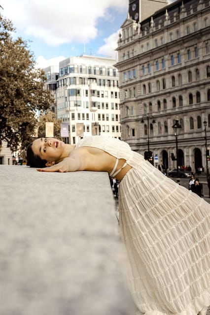 london-1980s-inspired-photoshoot-at-iconic-landmarks