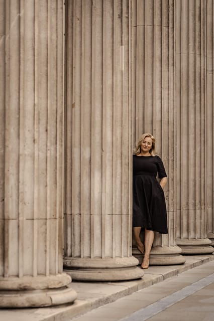 london-1980s-inspired-photoshoot-at-iconic-landmarks