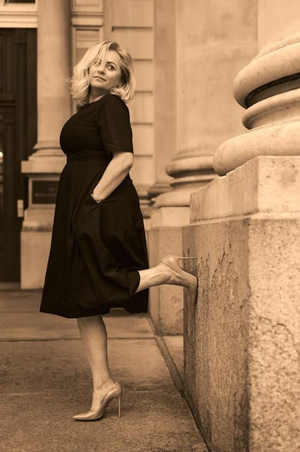 london-1980s-inspired-photoshoot-at-iconic-landmarks