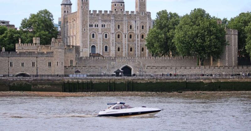 london-2-hour-private-luxury-yacht-hire-on-the-river-thames