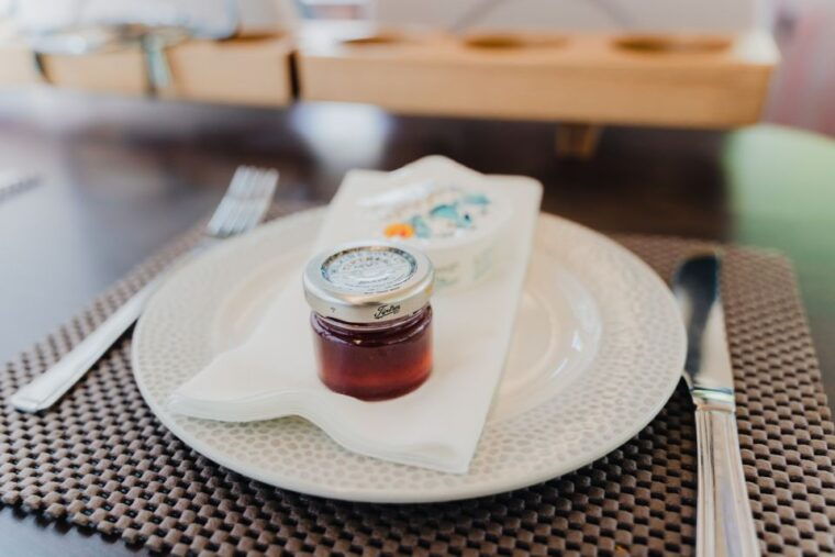 london-afternoon-tea-bus-with-a-glass-of-prosecco