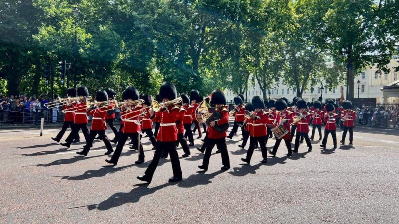 london-buckingham-palace-and-changing-of-the-guard