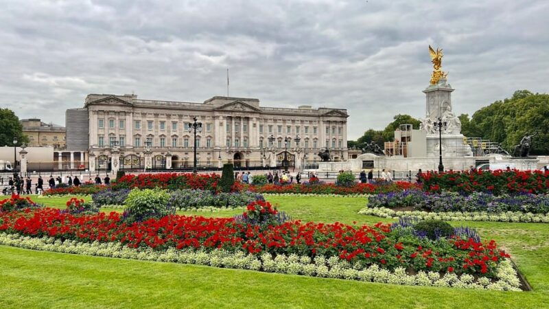 london-buckingham-palace-and-changing-of-the-guard
