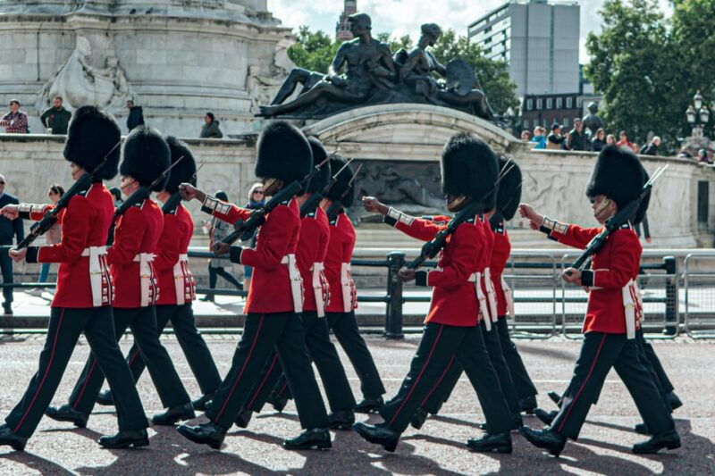 london-buckingham-palace-and-changing-of-the-guards-tour