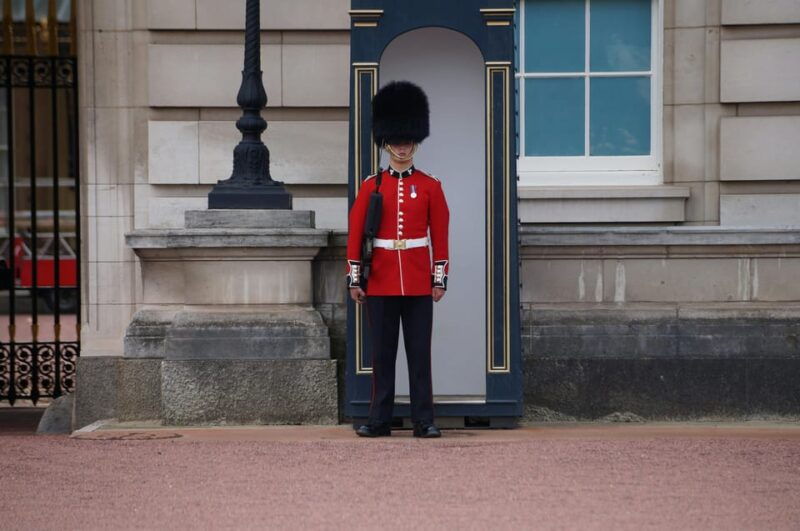 london-buckingham-palace-and-changing-of-the-guards-tour