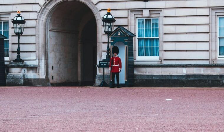 london-buckingham-palace-and-changing-of-the-guards-tour