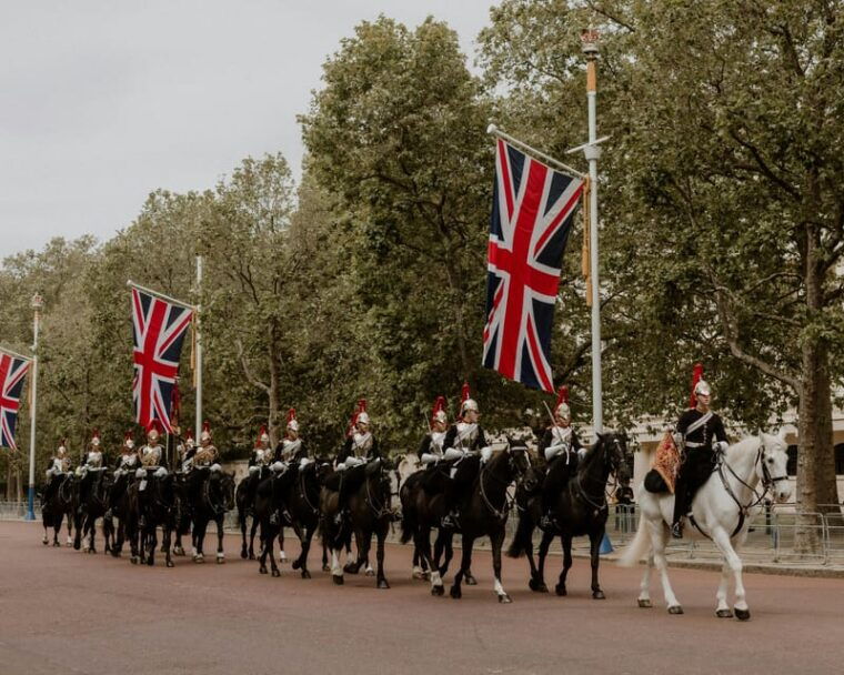 london-buckingham-palace-and-changing-of-the-guards-tour