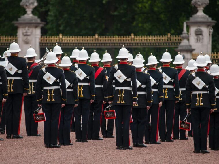 london-buckingham-palace-and-changing-of-the-guards-tour