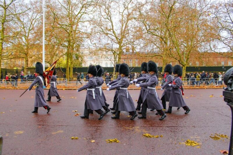 london-buckingham-palace-changing-of-the-guard-experience-2