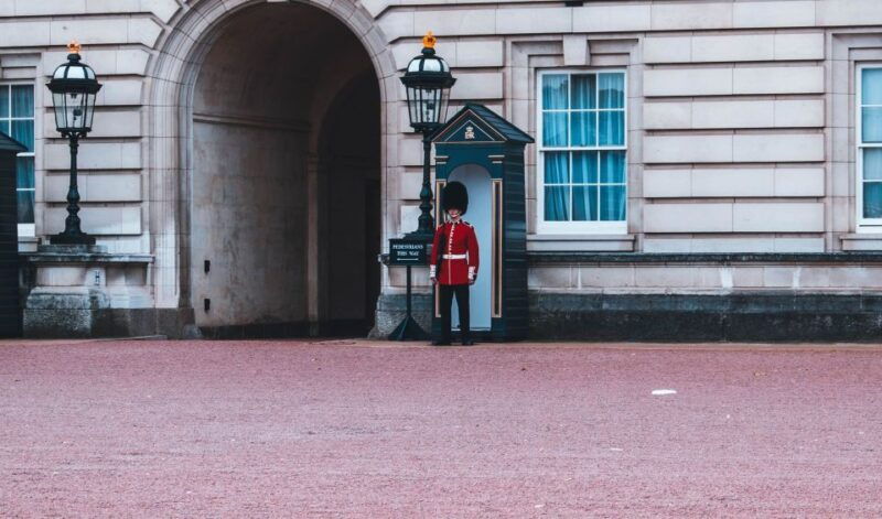 london-buckingham-palace-changing-of-the-guard-experience