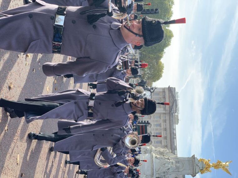 london-buckingham-palace-changing-of-the-guard-experience