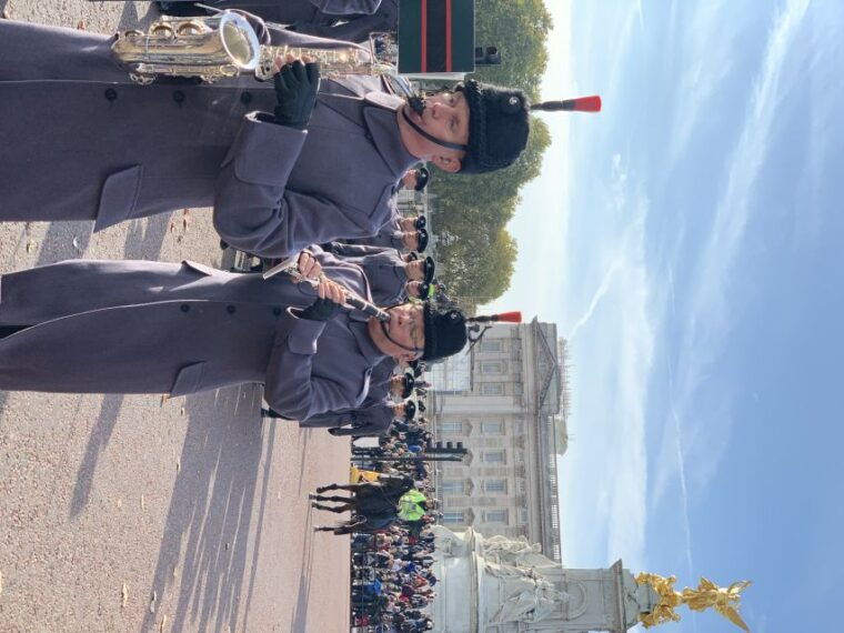 london-buckingham-palace-changing-of-the-guard-experience