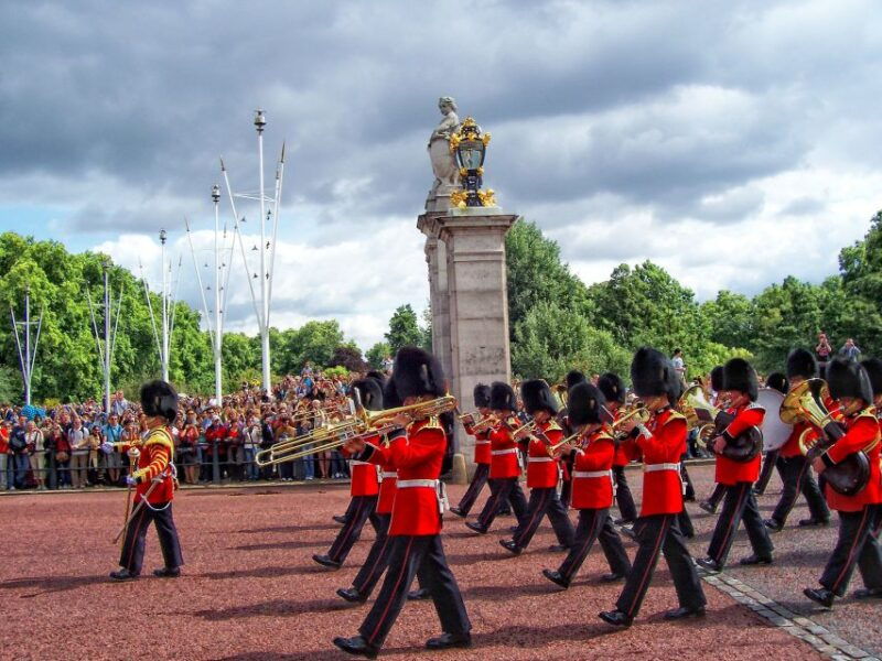 london-buckingham-palace-changing-of-the-guard-guided-tour
