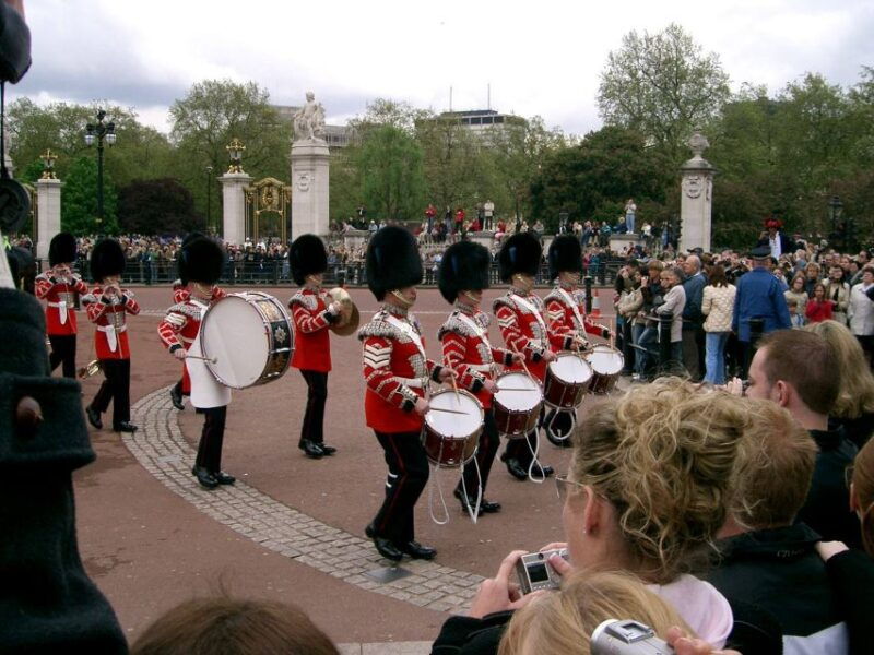 london-buckingham-palace-changing-of-the-guard-guided-tour