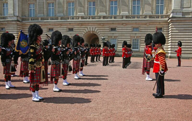 london-buckingham-palace-changing-of-the-guard-guided-tour