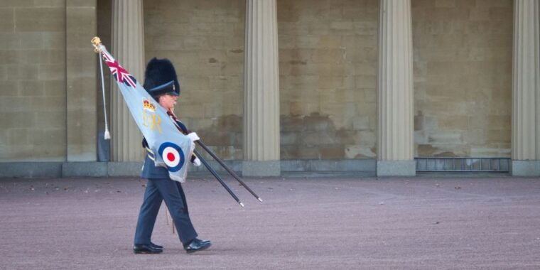 london-buckingham-palace-changing-of-the-guard-guided-tour