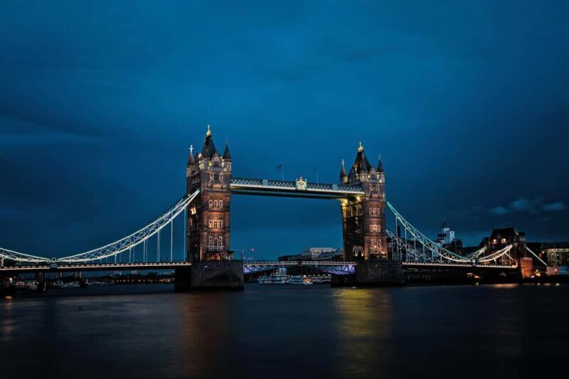 London: Buckingham Palace, Changing of the Guard Tour - Discovering Hidden Corners and Local Secrets