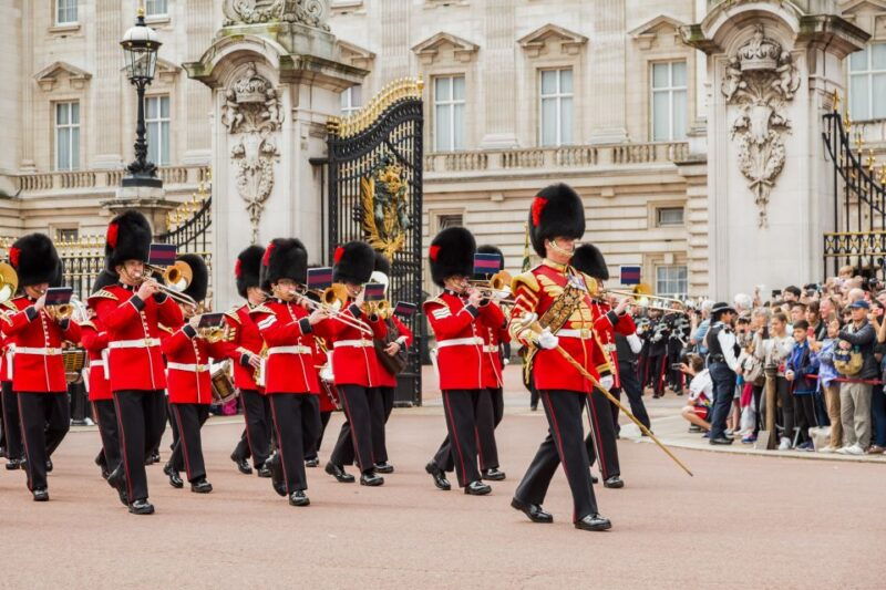 london-buckingham-palace-entry-changing-of-the-guard-tour