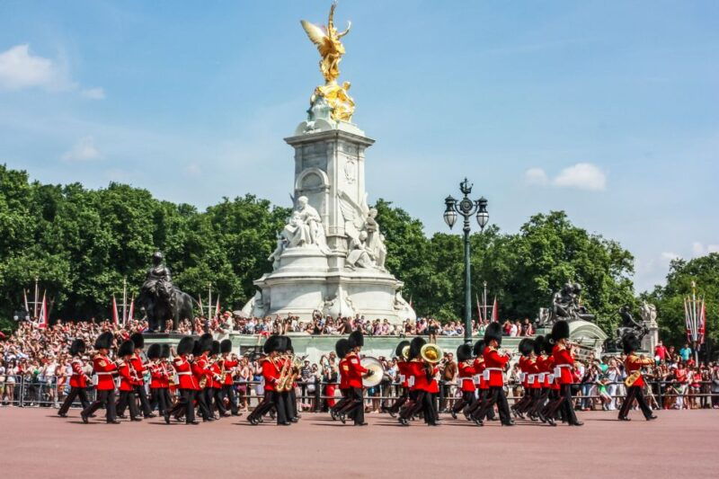london-buckingham-palace-entry-changing-of-the-guard-tour