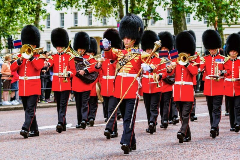 london-buckingham-palace-entry-changing-of-the-guard-tour
