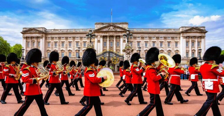 london-buckingham-palace-entry-changing-of-the-guard-tour