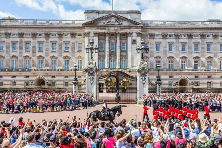 london-buckingham-palace-entry-changing-of-the-guard-tour