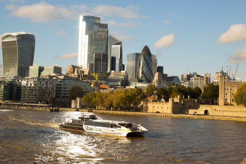 london-changing-of-guard-tower-of-london-with-beefeater