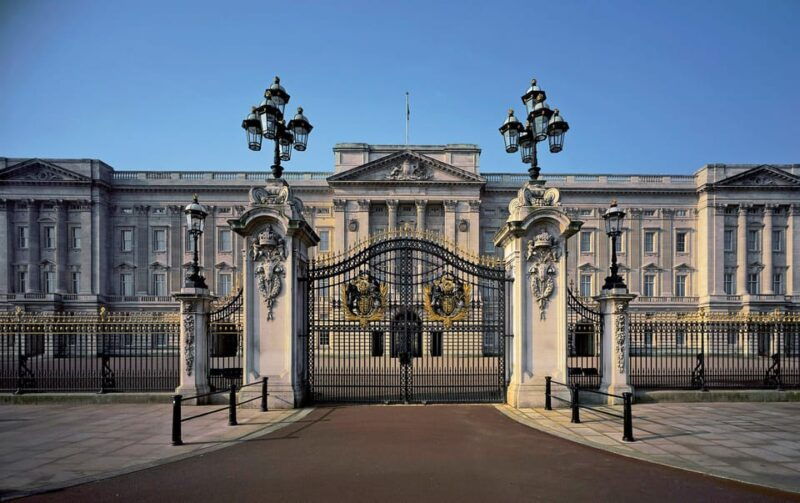 london-changing-of-the-guard-and-royal-palaces-walking-tour
