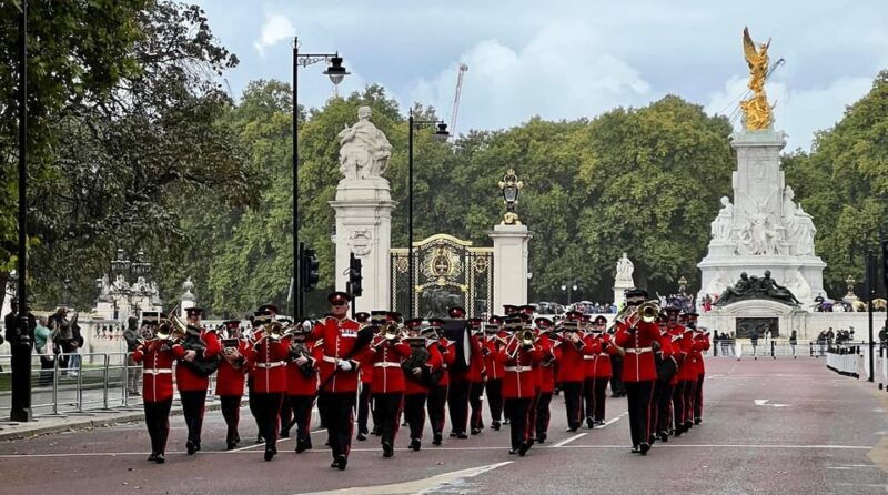 london-changing-of-the-guard-and-royal-palaces-walking-tour
