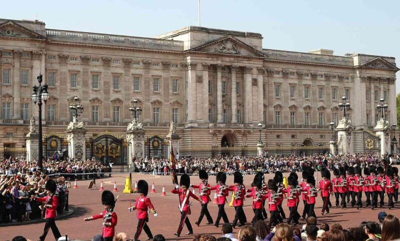 london-changing-of-the-guard-and-royal-palaces-walking-tour