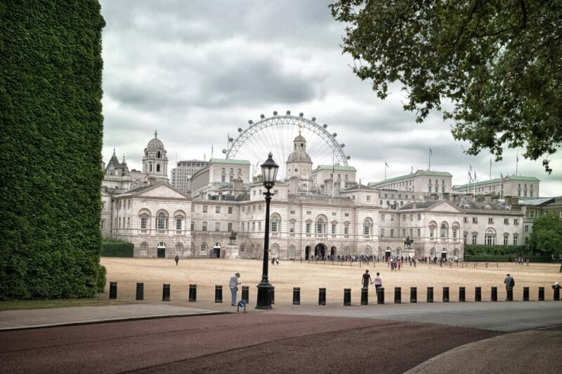 London: Changing of the Guard Experience with a Historian - The Value of the Tour