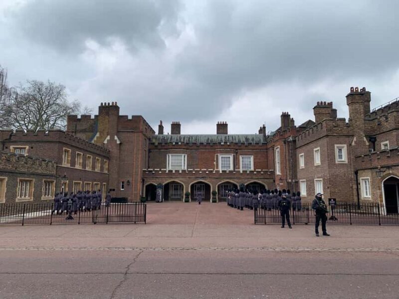 London: Changing of the Guard Experience with a Historian - FAQs