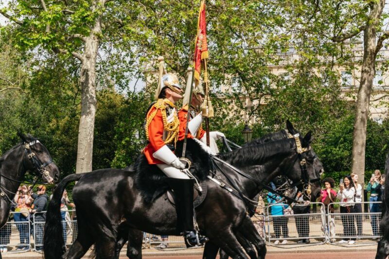 london-changing-of-the-guard-tour-by-buckingham-palace