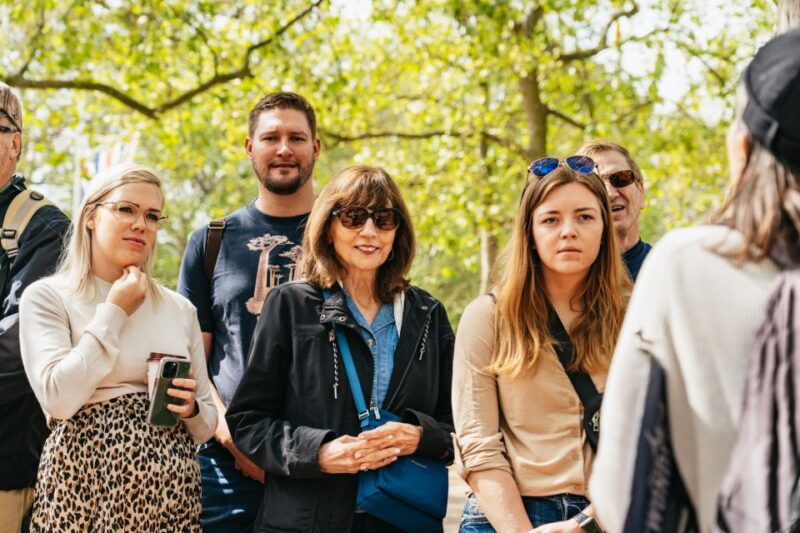 london-changing-of-the-guard-tour-by-buckingham-palace