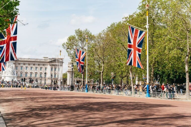 london-changing-of-the-guard-tour-by-buckingham-palace