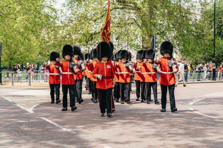london-changing-of-the-guard-tour-by-buckingham-palace