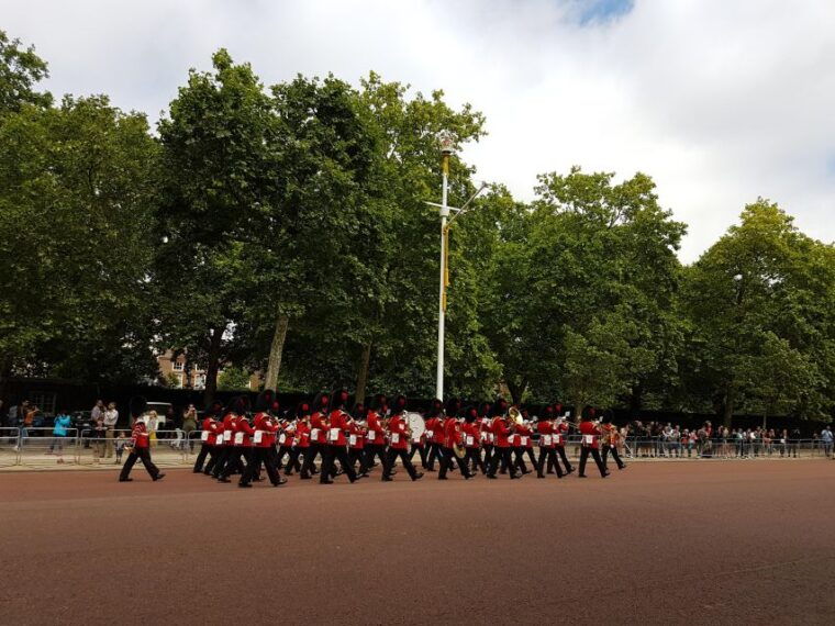 london-changing-of-the-guard-westminster-abbey