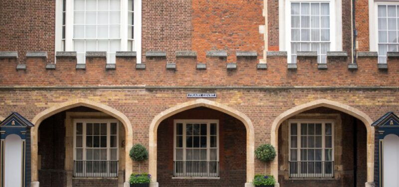 london-changing-of-the-guard-with-a-an-app