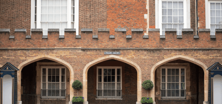 london-changing-of-the-guard-with-a-an-app