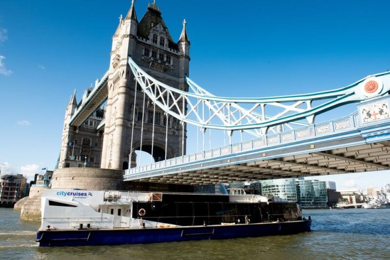 london-christmas-day-sightseeing-cruise