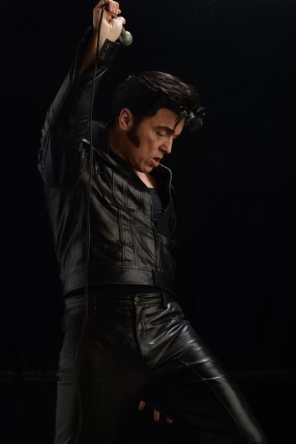 london-dinner-cruise-with-elvis-tribute-on-the-thames-river