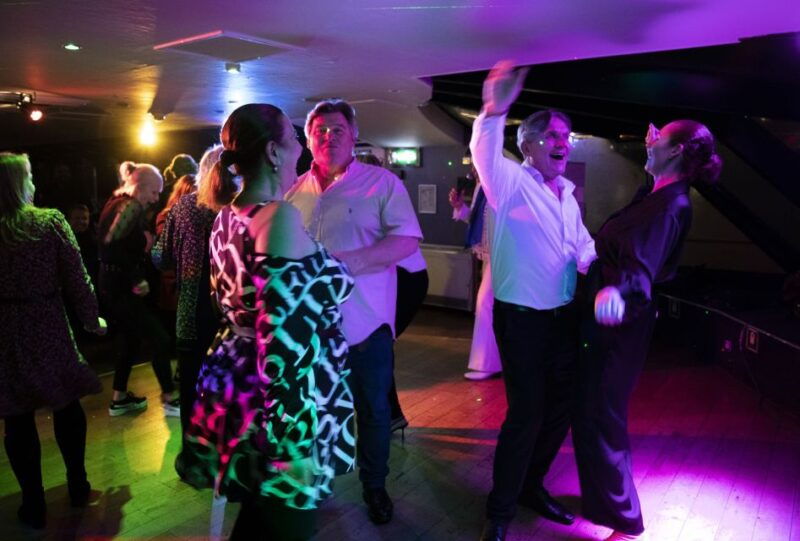 london-dinner-cruise-with-elvis-tribute-on-the-thames-river