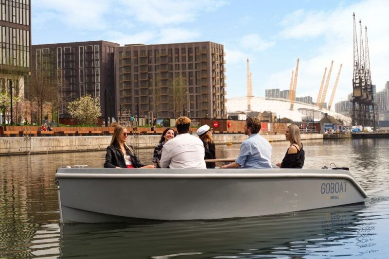 london-goboat-rental-in-canary-wharf-with-london-docklands