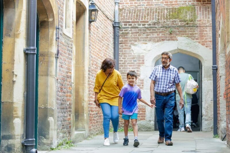 london-hampton-court-palace-private-tour-with-train-option