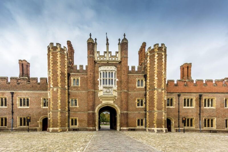 london-hampton-court-palace-private-tour-with-train-option